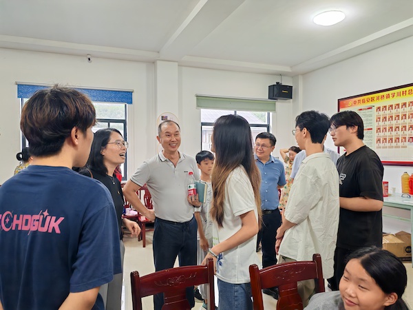 周院长 应书记看望支教学生1